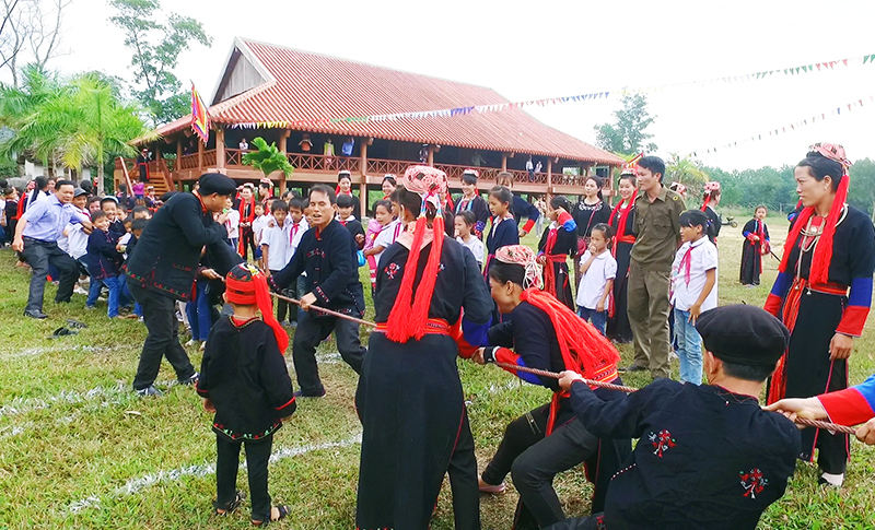 Phát triển du lịch và thách thức trong hoạt động bảo tồn di sản văn hóa vùng biên giới  (22/3/2018)