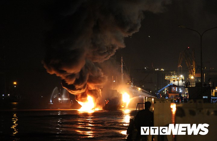 400 cảnh sát chữa cháy thâu đêm trên tàu chở xăng đỏ rực lửa tại Hải Phòng (Thời sự sáng 11/3/2018)