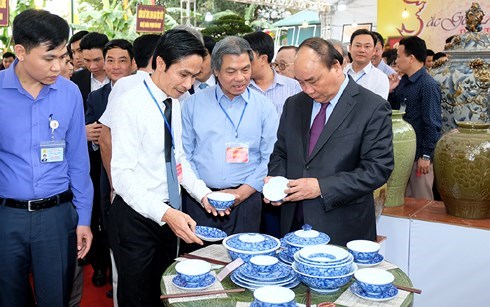 Thủ tướng Nguyễn Xuân Phúc thăm Làng nghề gốm sứ Bát Tràng và dự khai mạc triển lãm trưng bày, giới thiệu sản phẩm gốm sứ tiêu biểu, văn hóa, du lịch Bát Tràng 2018 (Thời sự chiều 28/3/2018)