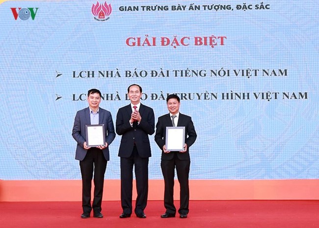 Chủ tịch nước Trần Đại Quang thăm một số gian hàng và dự lễ bế mạc Hội báo toàn quốc 2018 (Thời sự chiều 18/3/2018)