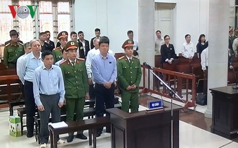 Tòa án Nhân dân Thành phố Hà Nội mở phiên tòa xét xử sơ thẩm vụ án góp vốn 800 tỷ đồng của Tập đoàn Dầu khí Việt Nam vào Ngân hàng OceanBank (Thời sự chiều 19/3/2018)