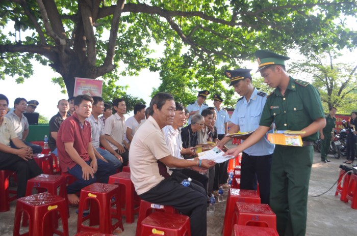 Bộ đội biên phòng Phú Yên - đẩy mạnh tuyên truyền giáo dục pháp luật cho ngư dân (3/5/2018)