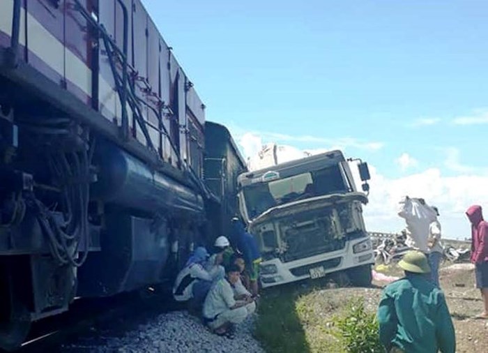 Chiều nay tại Nghệ An lại xảy ra thêm một vụ tai nạn giữa tàu hàng và xe bồn chở bê tông (Thời sự chiều 27/5/2018)