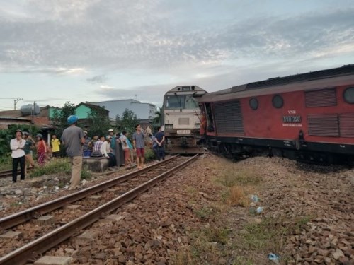 Liên tiếp xảy ra các vụ tai nạn tàu hỏa tại Nghệ An và Quảng Nam khiến giao thông đường sắt bị tê liệt (Thời sự đêm 26/5/2018)