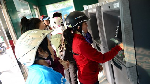 Ngân hàng Nhà nước chỉ đạo các ngân hàng dừng tăng phí rút tiền ATM (Thời sự sáng 10/5/2018)