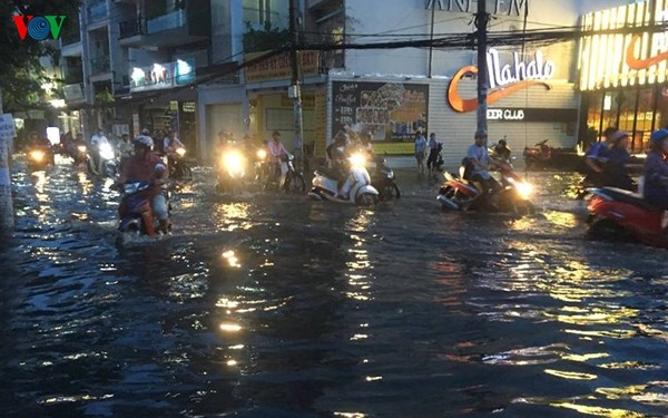 30 tuyến đường tại Thành phố Hồ Chí Minh đã bị ngập sâu sau cơn mưa lớn vào tối qua (Thời sự sáng 20/5/2018)