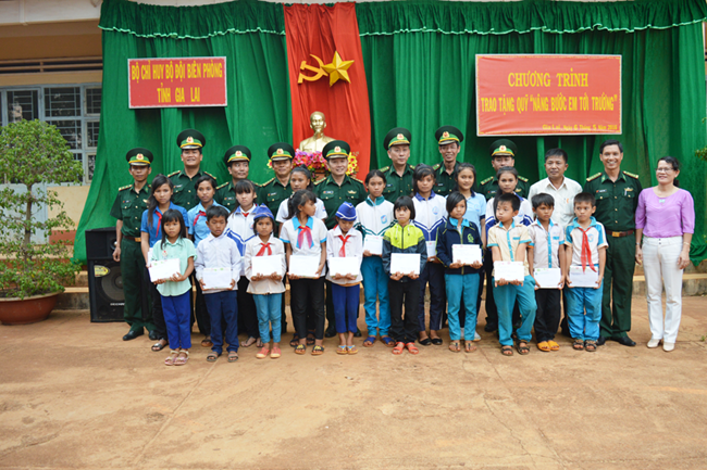 Biên phòng Gia Lai: Nâng bước học sinh có hoàn cảnh khó khăn đến trường (8/5/2018)