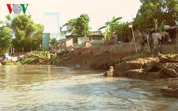 Tình trạng sạt lở đất ven sông khu vực Đồng bằng Sông Cửu Long (27/5/2018)