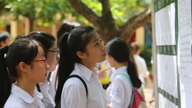 Điểm chuẩn vào lớp 10 tại các trường ở Hà Nội đều giảm khá mạnh, đặc biệt là những trường tốp đầu (Thời sự đêm 29/6/2018)