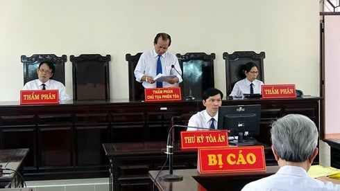 Ủy ban thẩm phán Tòa án nhân dân cấp cao tại thành phố Hồ Chí Minh tuyên hủy bản án phúc thẩm của Tòa án nhân dân tỉnh Bà Rịa - Vũng Tàu, giữ nguyên bản án của Tòa án nhân dân thành phố Vũng Tàu, tuyên phạt bị cáo Nguyễn Khắc Thủy 3 năm tù về tội Dâm ô với trẻ em (Thời sự chiều 1/6/2018)