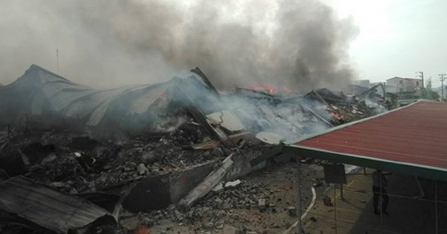 Cháy lớn ở Khu Công nghiệp Thụy Vân - Phú Thọ, 3 nhà xưởng bị thiêu rụi (Thời sự trưa 14/6/2018)