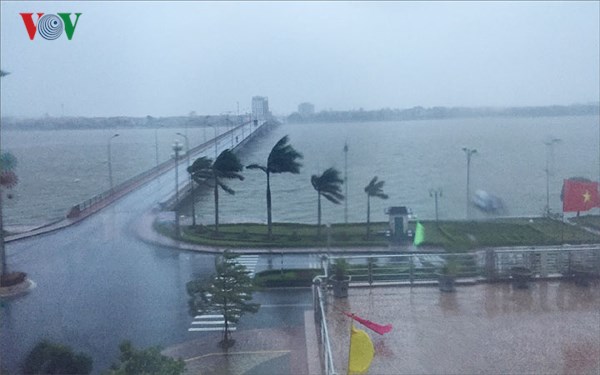Bão số 3 có sức gió giật cấp 11, gây mưa to trên diện rộng từ Thanh Hóa đến Quảng Bình. Phó Thủ tướng Trịnh Đình Dũng yêu cầu các địa phương theo dõi chặt chẽ diễn biến của bão để chỉ đạo ứng phó kịp thời, hạn chế thiệt hại. (Thời sự chiều 18/7/2018)