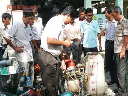 Nhà sáng chế không chuyên với chiếc máy phun thuốc trừ sâu điều khiển từ xa (17/8/2018)