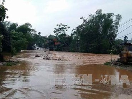 Mưa to bất thường tại Lào Cai làm lũ xuất hiện ở các huyện vùng cao, cuốn trôi 1 người khi đi qua suối (Thời sự sáng 26/8/2018)