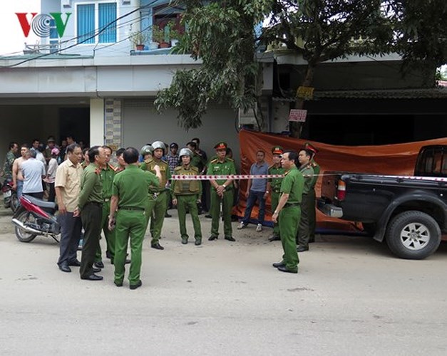 Cơ quan công an tỉnh Điện Biên khởi tố vụ án “Giết người” và “Tàng trữ, sử dụng trái phép vũ khí quân dụng” trong vụ trọng án khiến 3 người tử vong vào sáng nay (Thời sự đêm 15/8/2018)