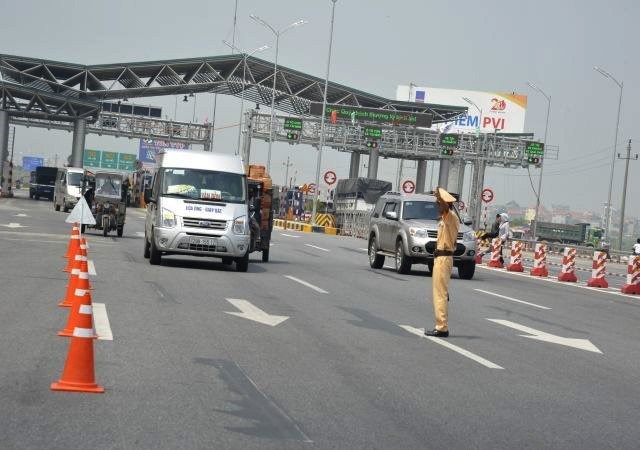 Cảnh sát giao thông có nên xử lý vi phạm an toàn giao thông trên đường cao tốc? (28/9/2018)