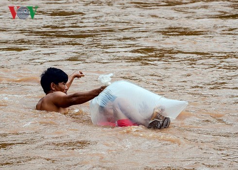 Bộ Giao thông vận tải đề nghị Điện Biên khẩn trương xây cầu dân sinh vào bản Huổi Hạ- xã Na Sang, huyện Mường Chà, sau khi tiếp nhận phản ánh học sinh chui vào túi nilong vượt suối đến trường trong mùa lũ (Thời sự chiều 15/9/2018)