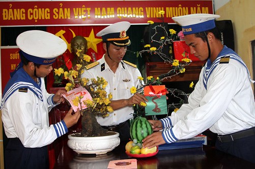 Những phần quà Tết từ đất liền, ấm lòng lính đảo Trường Sa (8/1/2019)