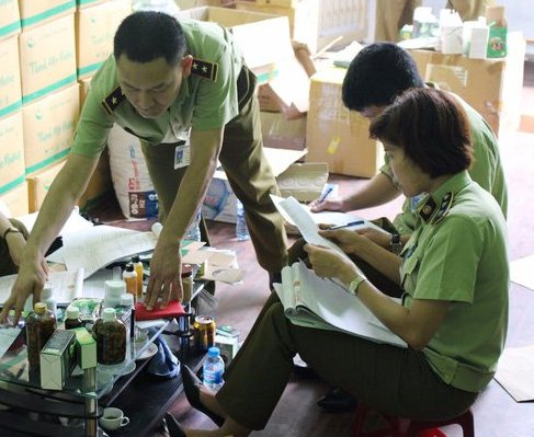 Thành phố Hồ Chí Minh tạm giữ lượng lớn hàng khô, dầu ăn không rõ nguồn gốc xuất xứ (18/1/2019)