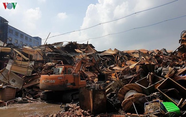 Toàn bộ 2.600 tấn phế thải nguy hại sau vụ cháy tại Công ty Cổ phần Bóng đèn phích nước Rạng Đông đã được chuyển đến nơi xử lý an toàn (13/10/2019)