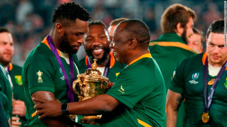 Đội trưởng đội bóng bầu dục Nam Phi - Siya Kolisi lan tỏa tình yêu thể thao đến trẻ em nghèo (5/11/2019)
