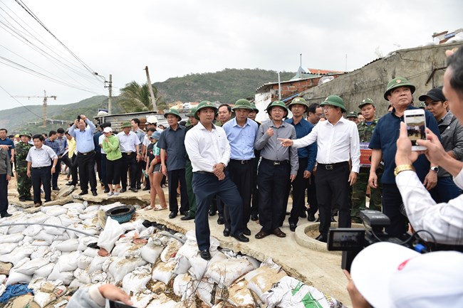 THỜI SỰ 21H30 ĐÊM 9/11/2019: Kiểm tra công tác phòng chống bão số 6 tại tỉnh Bình Định, Phó Thủ tướng Trịnh Đình Dũng yêu cầu địa phương không để người dân ở lại thuyền, lồng bè trong bão.