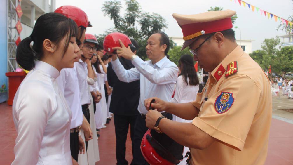 THỜI SỰ 18H CHIỀU 3/11/2019: Ra quân phát động học sinh, sinh viên nghiêm chỉnh chấp hành pháp luật về an toàn giao thông.