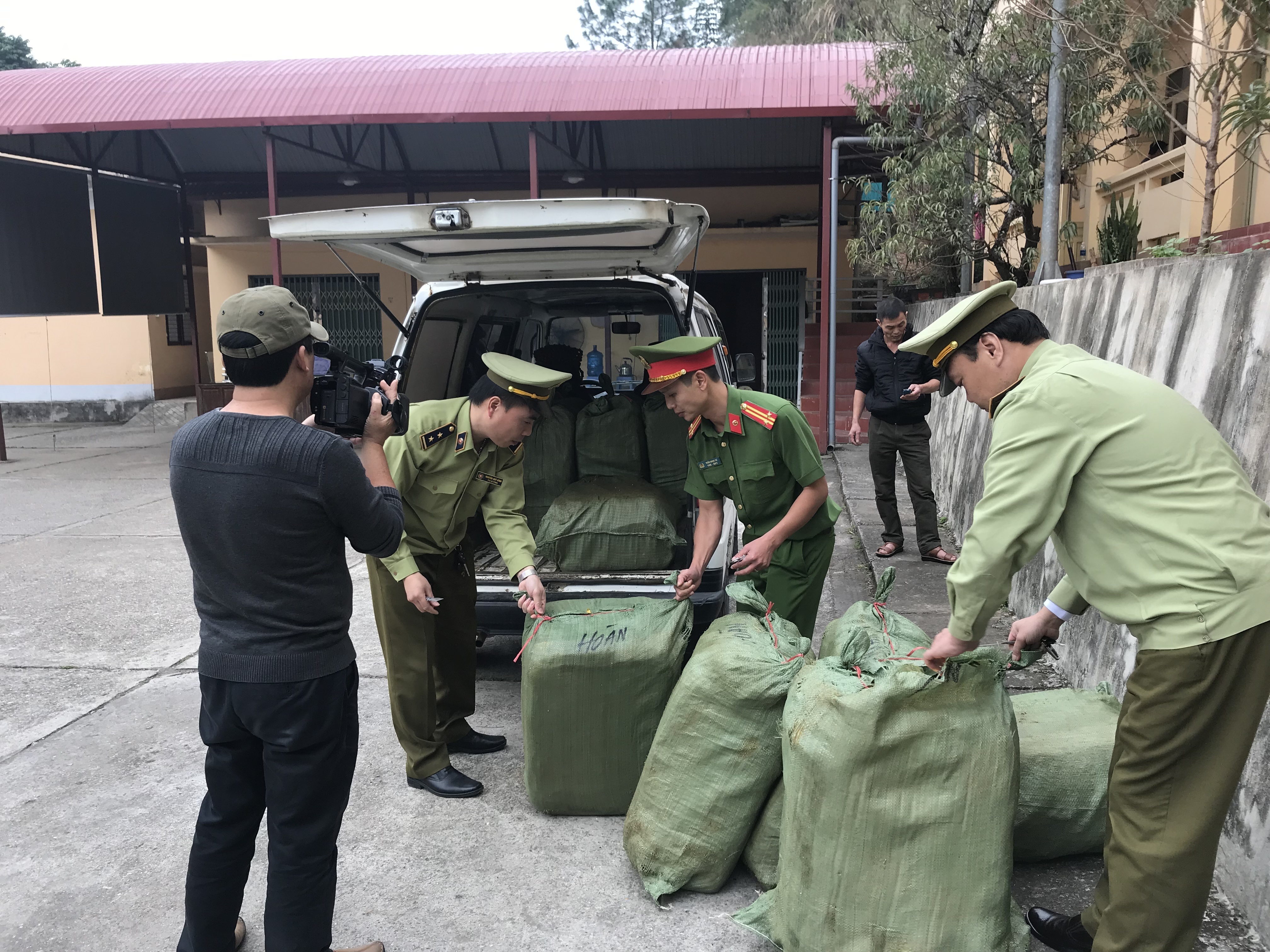 Lạng Sơn: Thu giữ 600kg nầm lợn đã bốc mùi hôi, thối (3/12/2019)