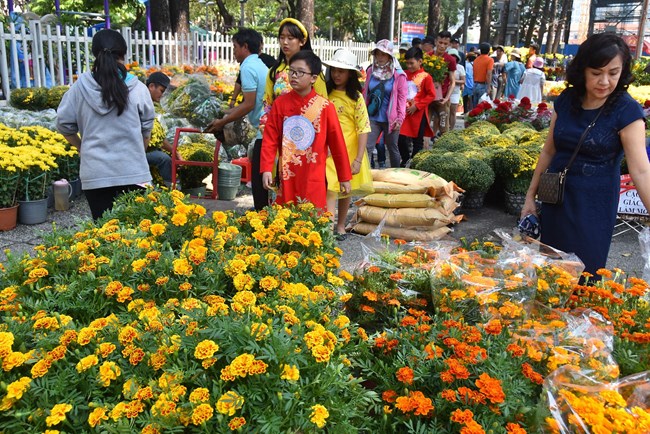 Không khí rộn ràng ngày Tết được chuyển tải từ điểm chợ hoa Tết Bình Đông thành phố Hồ Chí Minh, đến với một gia đình người Huế nghe về cách họ giữ gìn phong tục Tết truyền thống, cùng chia sẻ Tết xa nhà của các chiến sỹ nơi nhà giàn DK (Thời sự sáng 4/2/2019)