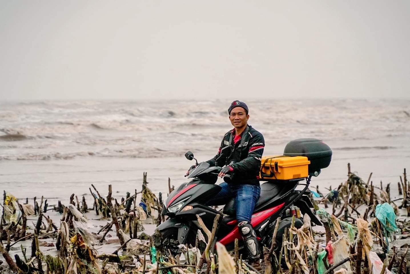 Một mình vượt gần 7000 km bờ biển bằng xe máy, chụp hơn 3000 bức ảnh về rác thải nhựa (28/3/2019)