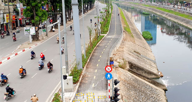 Lắp rào chắn xe máy trên đường đi bộ ven sông Tô Lịch (25/3/2019)