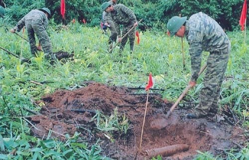Khoảng 800 nghìn tấn bom đạn còn sót lại sau chiến tranh ở Việt Nam. (Thời sự sáng 4/4/2019)