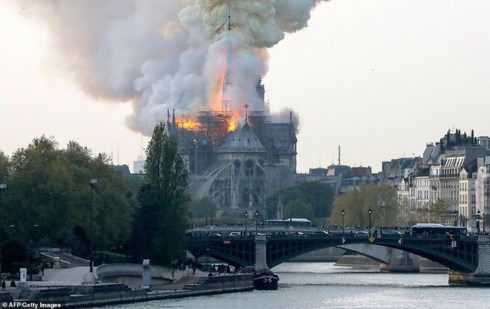 Hoả hoạn tàn phá nghiêm trọng nhà thờ Đức Bà Paris - Pháp (16/4/2019)