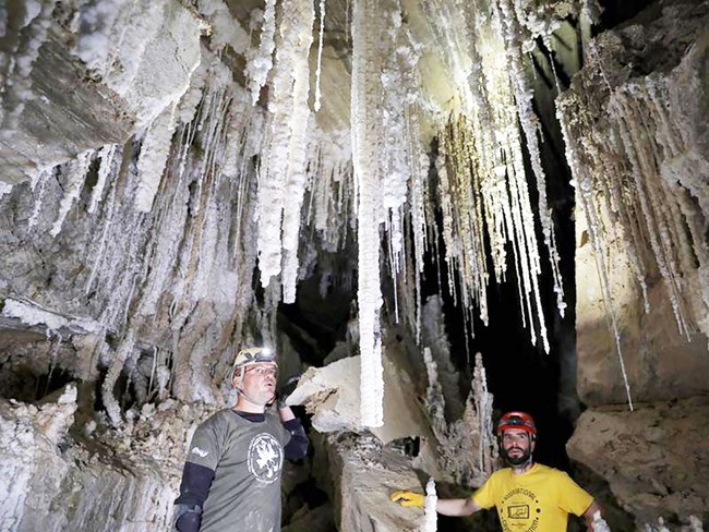 Israel phát hiện hang động muối dài nhất thế giới có tên gọi Malham (1/4/2019)