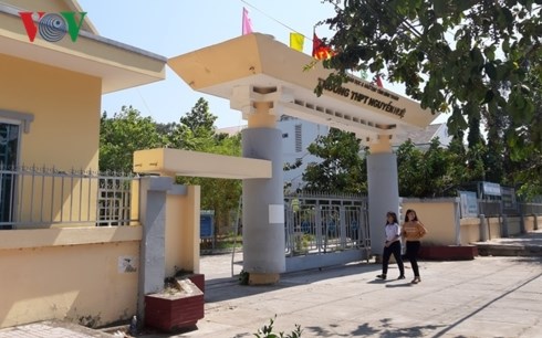 Tỉnh Bình Thuận tạm dừng buổi thi học kỳ 2 môn Văn lớp 12 do bị lộ đề (Thời sự trưa 3/4/2019)