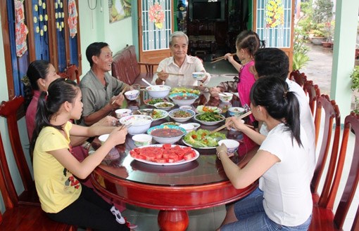 Bữa cơm gia đình gắn kết yêu thương (28/6/2019)