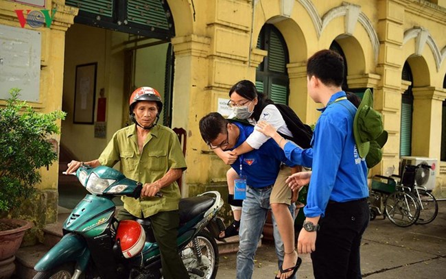 Những cống hiến thầm lặng mà ý nghĩa của lực lượng áo xanh thiện nguyện trong kỳ thi Trung học Phổ thông Quốc gia (27/6/2019)