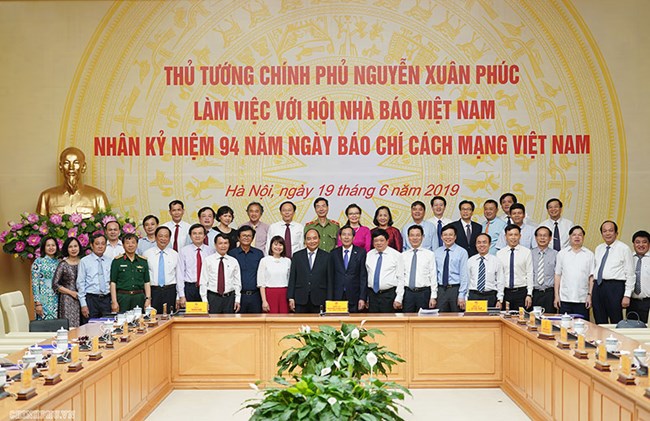 THỜI SỰ 21H30 ĐÊM 19/6/2019: Làm việc với Hội Nhà báo Việt Nam, Thủ tướng Nguyễn Xuân Phúc đề nghị báo chí quay lại với giá trị ban đầu của báo chí cánh mạng và thực hiện sứ mạng mới đó là chống lại tin giả, tin xấu độc.