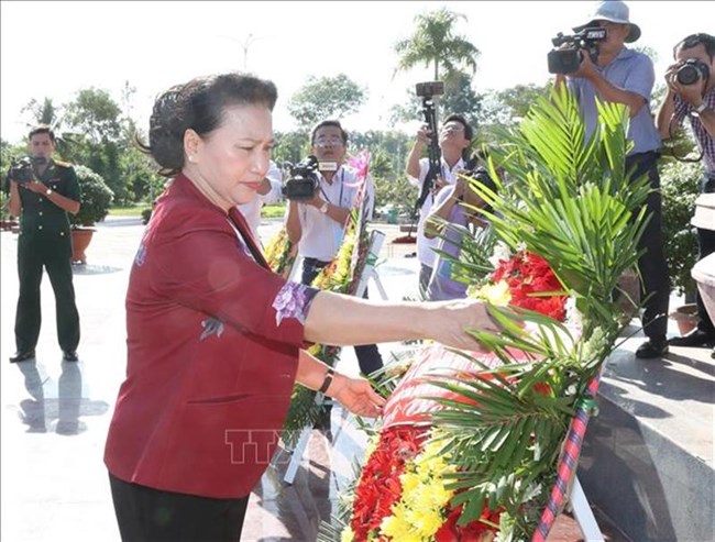 THỜI SỰ 12H TRƯA 22/7/2019: Chủ tịch Quốc hội Nguyễn Thị Kim Ngân dự Lễ trao bằng Tổ quốc ghi công và dâng hương tưởng niệm các anh hùng liệt sĩ tại tỉnh Vĩnh Long.