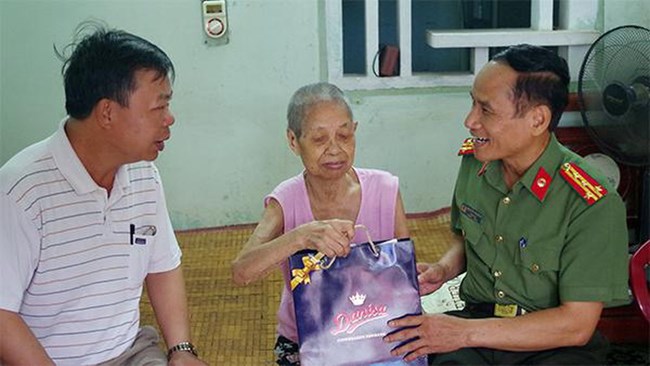THỜI SỰ 6H SÁNG 22/7/2019: Các hoạt động tri ân các liệt sỹ, mẹ Việt Nam anh hùng, gia đình có công với Cách mạng, nhân kỷ niệm 72 năm ngày thương binh liệt sỹ, trong cả nước.