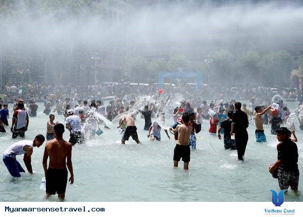 Những nét văn hóa đặc sắc trong Lễ hội té nước Vardavar ở Armenia (31/7/2019)