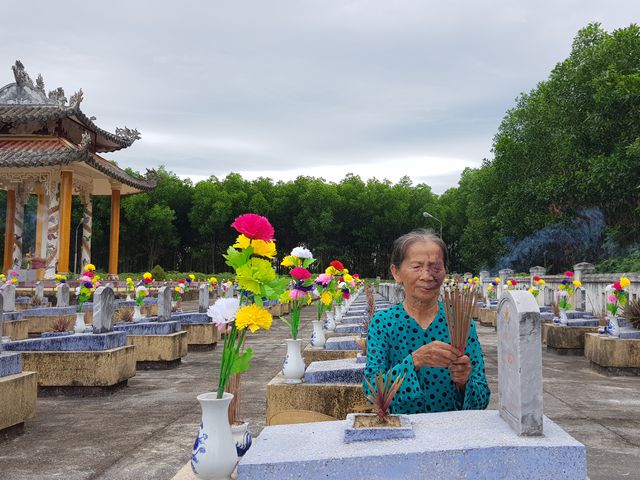 Nữ du kích Nguyễn Thị Diên với những hành động, việc làm đầy ân tình dành cho những người đã khuất, ở nghĩa trang Cam Thủy, huyện Cam Lộ, tỉnh Quảng Trị (27/7/2019)