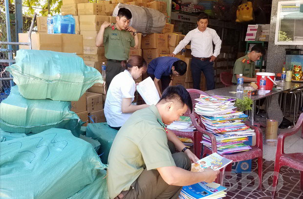 Kiểm tra kiểm soát thị trường sách trước thềm năm học mới để ngăn chặn sách in lậu, sách giả (15/8/2019)