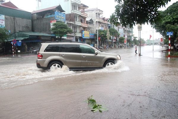 Bạn hữu đường xa: Kinh nghiệm xử lý khi xe ô tô đi qua vùng ngập nước (15/8/2019)