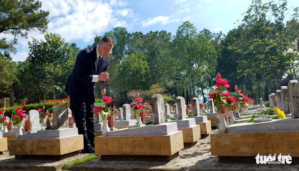 Lần đầu tiên trong lịch sử, một đại sứ Mỹ đã bất ngờ đến thắp hương tưởng niệm hàng vạn các anh hùng liệt sỹ (29/8/2019)