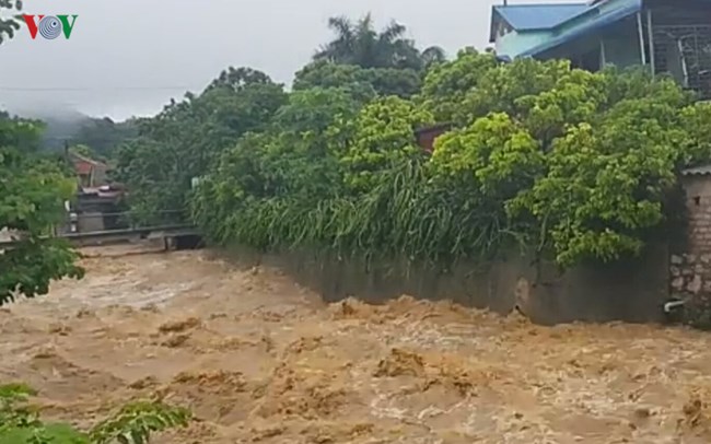 THỜI SỰ 12H TRƯA 3/8/2019: Do ảnh hưởng của bão số 3, tại huyện Mộc Châu, Sơn La, nhiều nơi bị ngập sâu. Quốc lộ 6, Quốc lộ 43 có nhiều điểm nước chảy siết nguy hiểm.