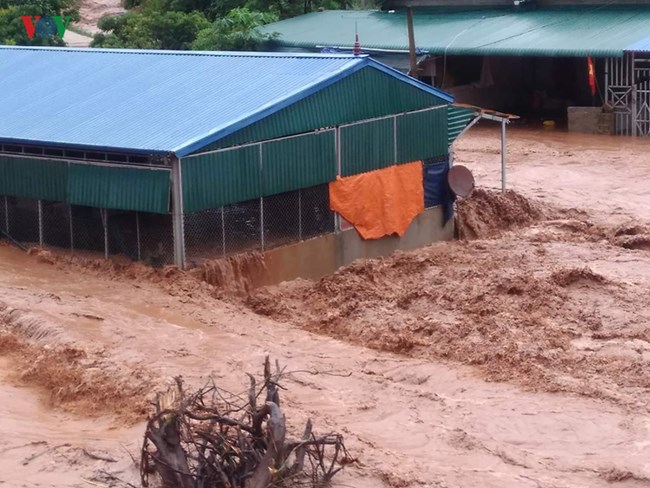 THỜI SỰ 18H00 CHIỀU 3/8/2019: Bão số 3 suy yếu thành áp thấp nhiệt đới gây ra những cơn mưa to đến rất to trút xuống các tỉnh, thành phố khu vực Bắc Bộ và Bắc Trung Bộ, gây ngập úng và cô lập nhiều khu vực. Tại Thanh Hóa, 12 người vẫn còn mất tích do bị lũ ống, lũ quét kinh hoàng vào lúc 5 giờ sáng nay