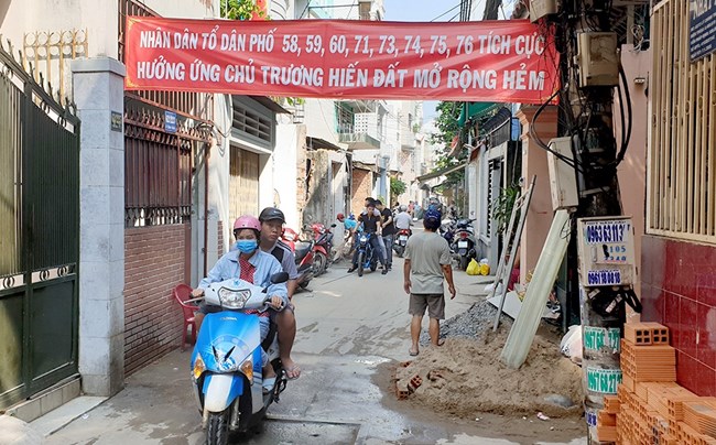 Chủ trương đúng luôn được nhân dân ủng hộ và hưởng ứng qua việc hàng trăm người dân ở quận 3, thành phố Hồ Chí Minh hiến đất vàng mở đường (18/9/2019)