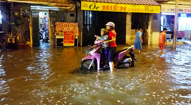 Vỡ bờ bao do triều cường, hàng trăm nhà dân Thành phố Hồ Chí Minh bị nước vây quanh (30/9/2019)