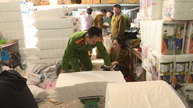 Bắc Ninh: Phát hiện xưởng sản xuất giấy ăn nghi giả nhãn hiệu (7/1/2020)